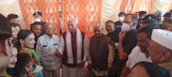 मुख्यमंत्री मनोहरलाल ने विधायक दीपक मंगला के पुत्र दिव्यांक मंगला को सगाई समारोह में पहुंचकर दिया आशीर्वाद