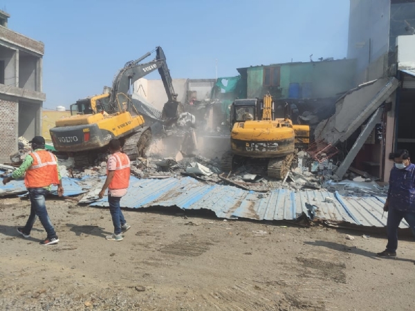 इंदौरः भूमाफिया प्रवीण अजमेरा के अवैध निर्माण पर चला बुलडोजर