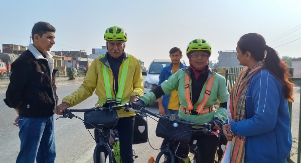 पर्यावरण बचाने और स्वस्थ रहने के लिए 73 वर्षीय दंपति ने युवाओं को साइकिल चलाने की सलाह दी