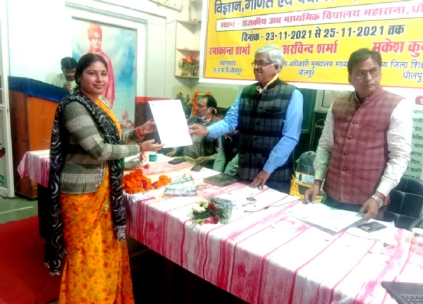 धौलपुर के महाराणा स्कूल में विज्ञान मेले के समापन पर संभागियों को प्रमाण पत्र प्रदान करते सीडीओ गर्ग।