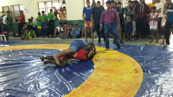 नगर निगम के सामुदायिक भवन में आयोजित कुश्ती स्पर्धा में दमखम दिखाते हुए खिलाड़ी।