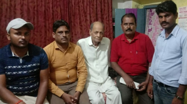 जिले के वयोवृद्ध पत्रकार अब्दुल कलाम में मिलकर हालचाल लेते श्रमजीवी पत्रकार यूनियन के पदाधिकारी व सदस्य