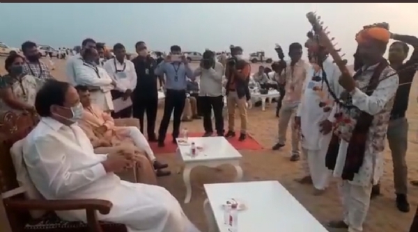 उपराष्ट्रपति एम वेंकैया नायडू रविवार शाम को जैसलमेर में रेत के टिब्बों पर लोकसंगीत का आनंद लेते हुए।