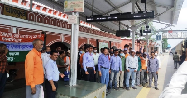 धौलपुर जंक्शन रेलवे स्टेशन पर नारेबाजी करते रेल यूनियन के पदाधिकारी। 