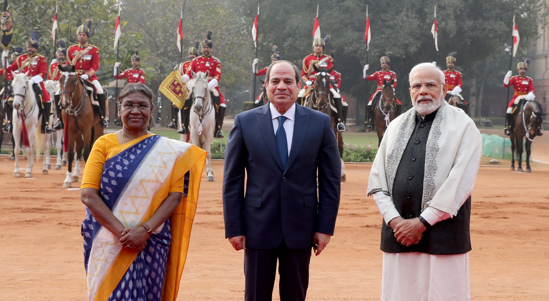 नई दिल्ली में बुधवार 25 जनवरी को राष्ट्रपति भवन में राष्ट्रपति द्रौपदी मुर्मू और प्रधानमंत्री नरेन्द्र मोदी, मिस्र के राष्ट्रपति अब्दुल फतेह अल-सिसी का औपचारिक स्वागत करते हुए। हिन्दुस्थान समाचार/ फोटो गणेश बिष्ट 