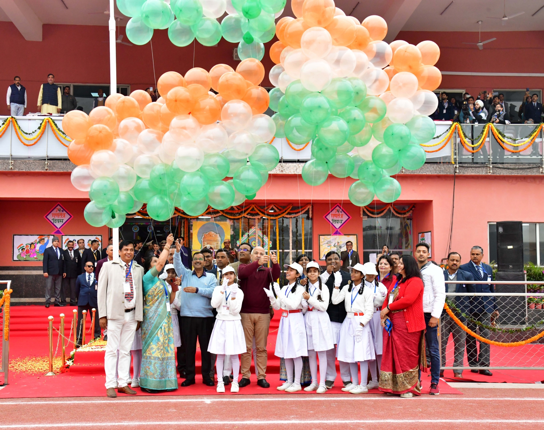 दिल्ली सरकार ने बुधावर को छत्रसाल स्टेडियम में गणतंत्र दिवस समारोह में मुख्यमंत्री अरविंद केजरीवाल ने ध्वजारोहण किया 