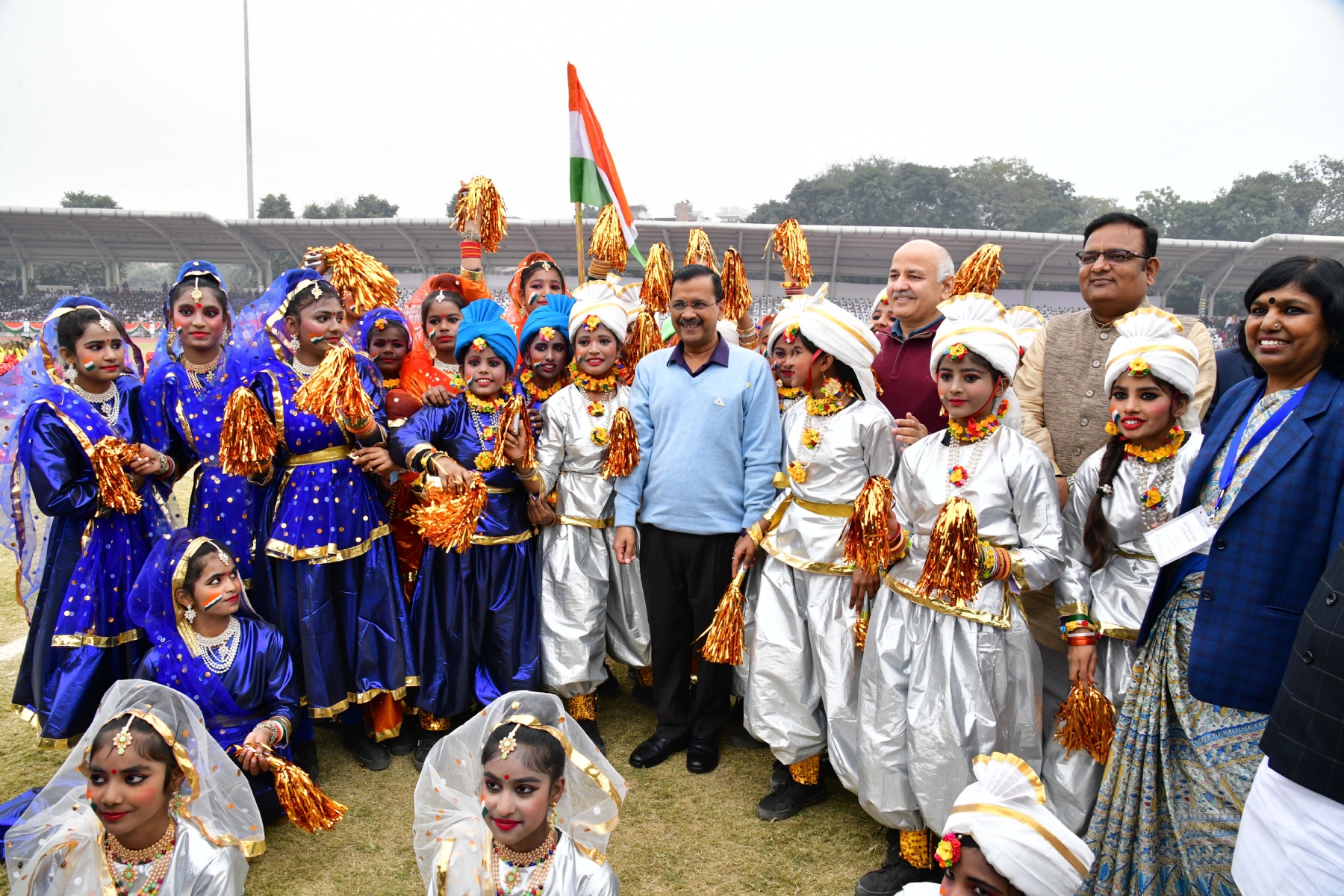 दिल्ली सरकार ने बुधावर को छत्रसाल स्टेडियम में गणतंत्र दिवस समारोह में मुख्यमंत्री अरविंद केजरीवाल ने ध्वजारोहण किया 