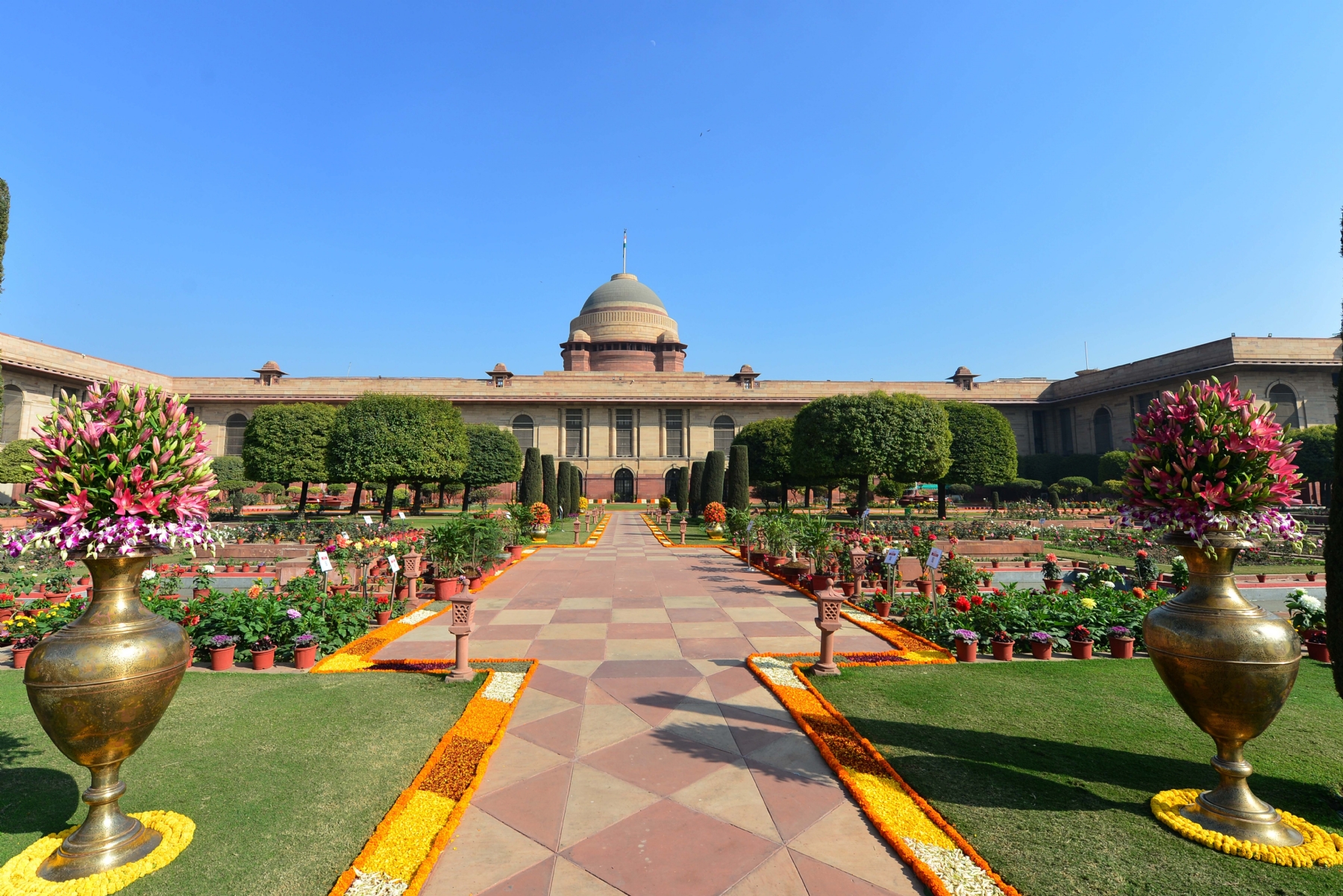 नई दिल्ली में शनिवार 28 जनवरी को राष्ट्रपति भवन में - उद्यान उत्सव 2023 के उद्घाटन की पूर्व संध्या पर प्रेस पूर्वावलोकन के दौरान राष्ट्रपति भवन के अमृत उद्यान का एक दृश्य। हिन्दुस्थान समाचार/ फोटो गणेश बिष्ट 