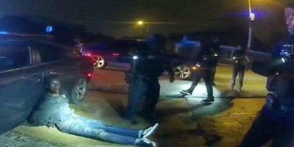 अमेरिका में पुलिस ने अश्वेत युवक को पीट-पीट कर मार डाला, विरोध में लोग सड़कों पर