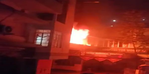 झारखंड: धनबाद के हाजरा हॉस्पिटल में लगी भीषण आग, डॉक्टर दंपति समेत 5 की मौत