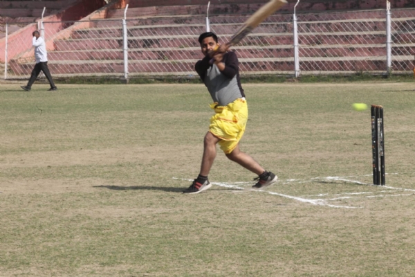 धोती— कुर्ता पहन कर क्रिकेट मैच खेलते बटुक: फोटो बच्चा गुप्ता
