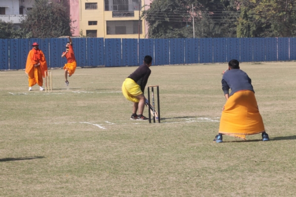 धोती— कुर्ता पहन कर क्रिकेट मैच खेलते बटुक: फोटो बच्चा गुप्ता
