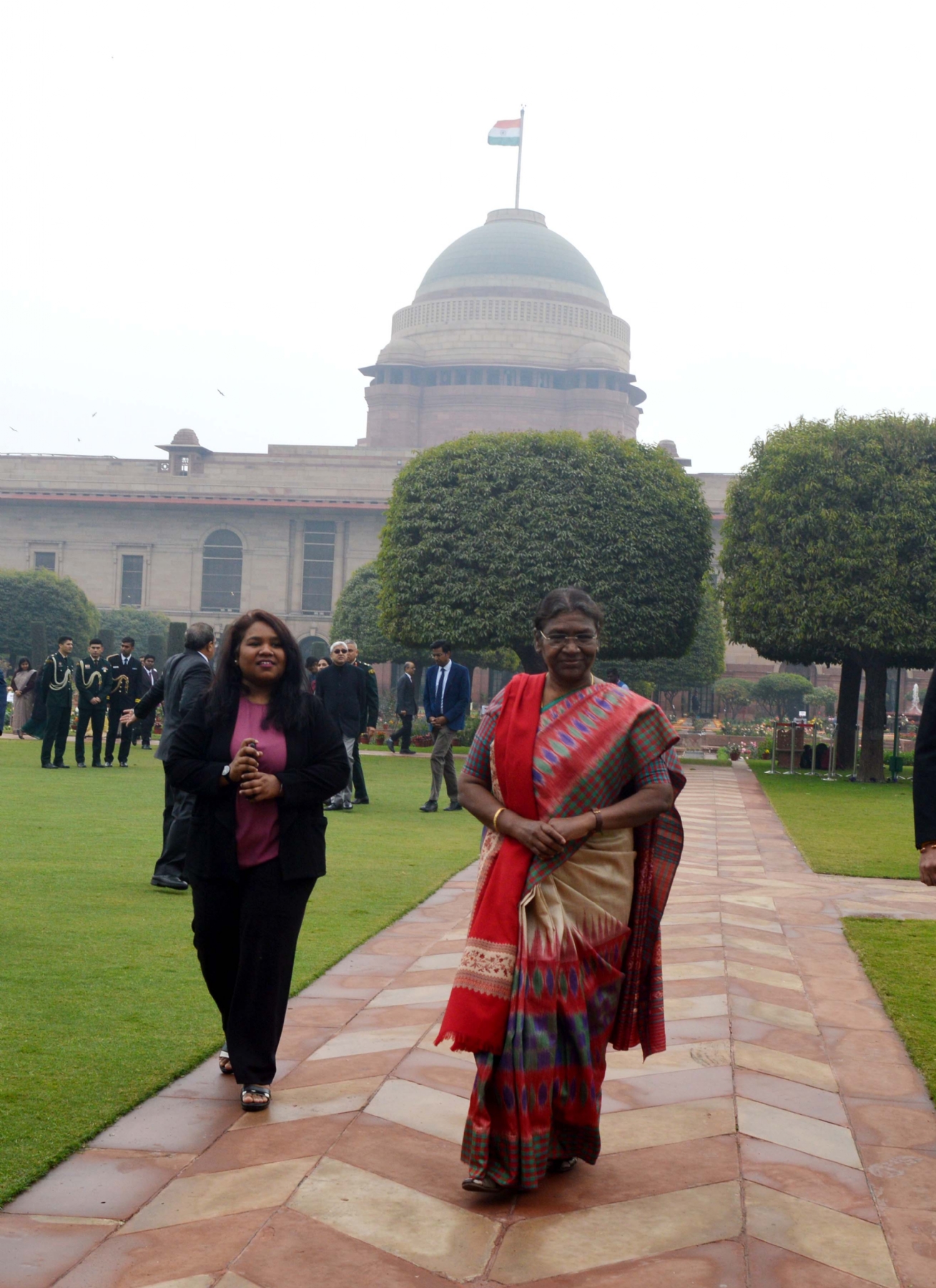नई दिल्ली में रविवार 29 जनवरी को राष्ट्रपति भवन में राष्ट्रपति श्रीमती द्रौपदी मुर्मू- उद्यान उत्सव 2023 के अमृत उद्यान का उद्घाटन के अवसर पर निरक्ष करती। हिन्दुस्थान समाचार/ फोटो गणेश बिष्ट 