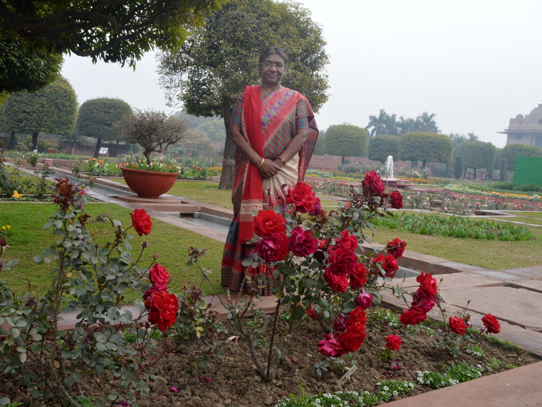नई दिल्ली में रविवार 29 जनवरी को राष्ट्रपति भवन में राष्ट्रपति श्रीमती द्रौपदी मुर्मू- उद्यान उत्सव 2023 के अमृत उद्यान का उद्घाटन के अवसर पर निरक्ष करती। हिन्दुस्थान समाचार/ फोटो गणेश बिष्ट 