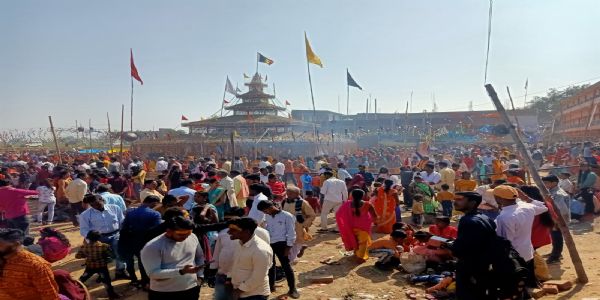 हैदरनगर देवी धाम परिसर में महायज्ञ सह प्रतिष्ठा में उमड़े श्रद्धालु -Devotees gathered in the Mahayagya cum prestige in Haidarnagar Devi Dham complex