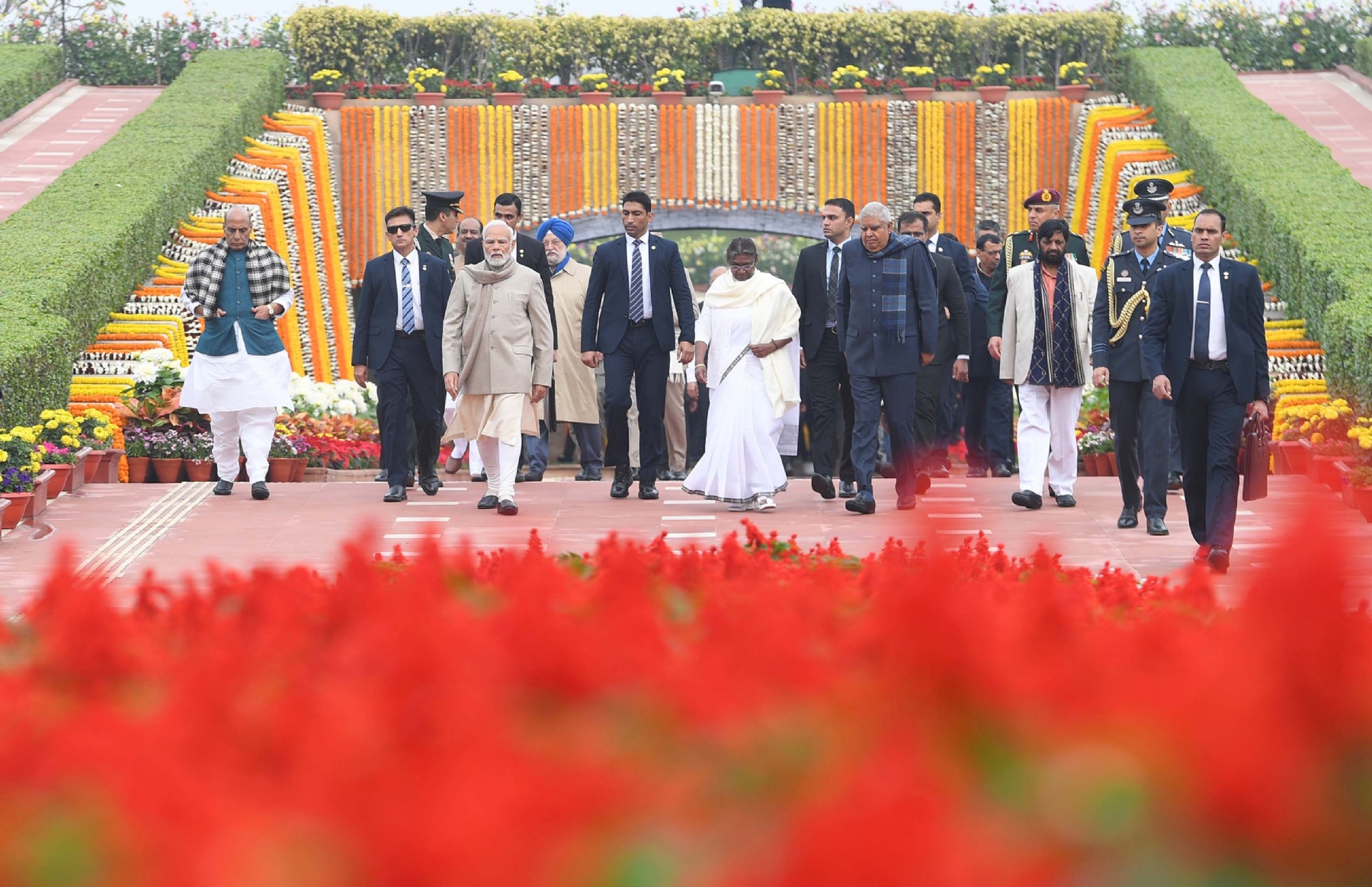नई दिल्ली में समवार 30 जनवरी 2023 को राष्ट्रपति, श्रीमती। द्रौपदी मुर्मू ने शहीद दिवस के अवसर पर गांधी स्मृति में श्रद्धांजलि अर्पित करती हुई। हिन्दुस्थान समाचार/ फोटो गणेश बिष्ट 