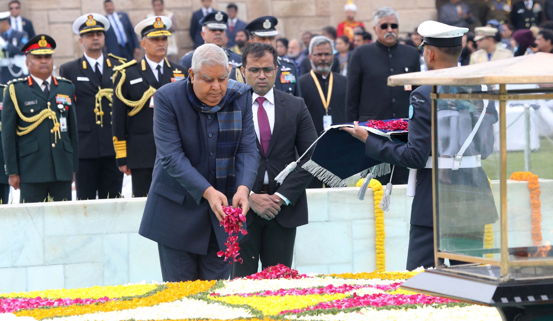 नई दिल्ली में समवार 30 जनवरी 2023 को उपराष्ट्रपति जगदीप धनखड़ ने शहीद दिवस के अवसर पर गांधी स्मृति में श्रद्धांजलि अर्पित के बाद परिक्रमा करते हुए। हिन्दुस्थान समाचार/ फोटो गणेश बिष्ट 