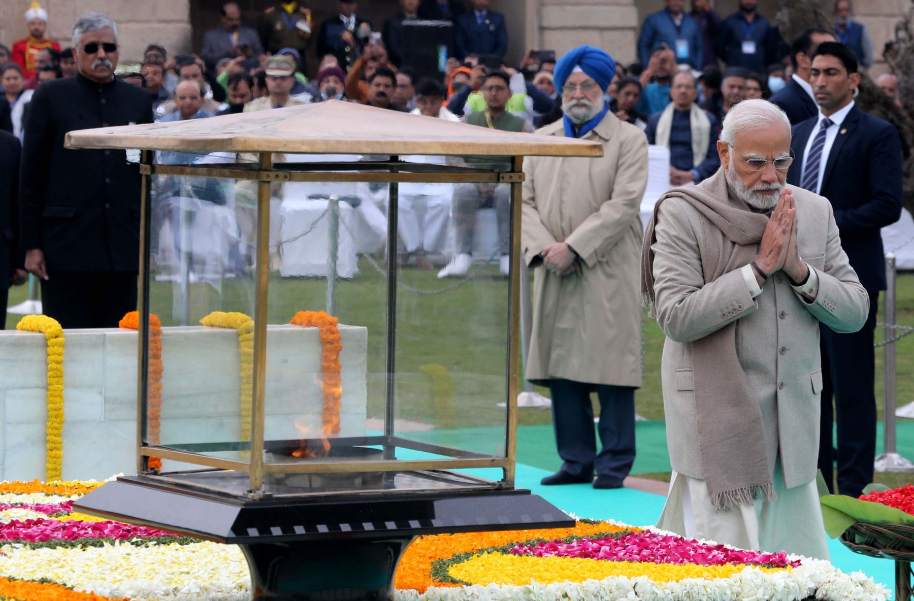नई दिल्ली में समवार 30 जनवरी 2023 को प्रधानमंत्री नरेन्द्र मोदी ने शहीद दिवस के अवसर पर गांधी स्मृति में श्रद्धांजलि अर्पित के बाद परिक्रमा करते हुए। हिन्दुस्थान समाचार/ फोटो गणेश बिष्ट 