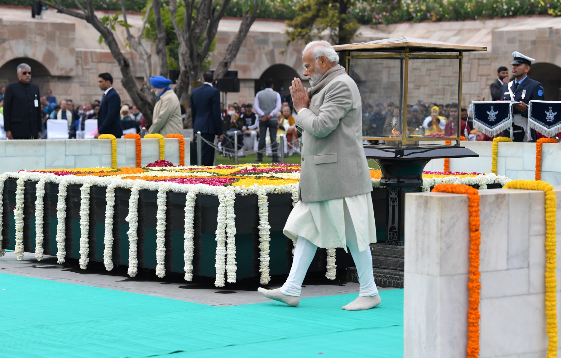 नई दिल्ली में समवार 30 जनवरी 2023 को प्रधानमंत्री नरेन्द्र मोदी ने शहीद दिवस के अवसर पर गांधी स्मृति में श्रद्धांजलि अर्पित के बाद परिक्रमा करते हुए। हिन्दुस्थान समाचार/ फोटो गणेश बिष्ट 