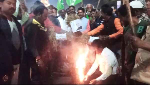 रामगढ़ में JMM ने फूंका केंद्र सरकार का पुतला -JMM burnt effigy of central government in Ramgarh