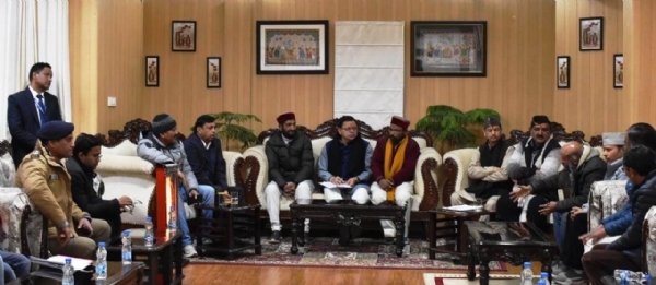 जोशीमठ में स्थानीय जनप्रतिनिधियों और अधिकारियों के साथ बैठक करते हुए सीएम