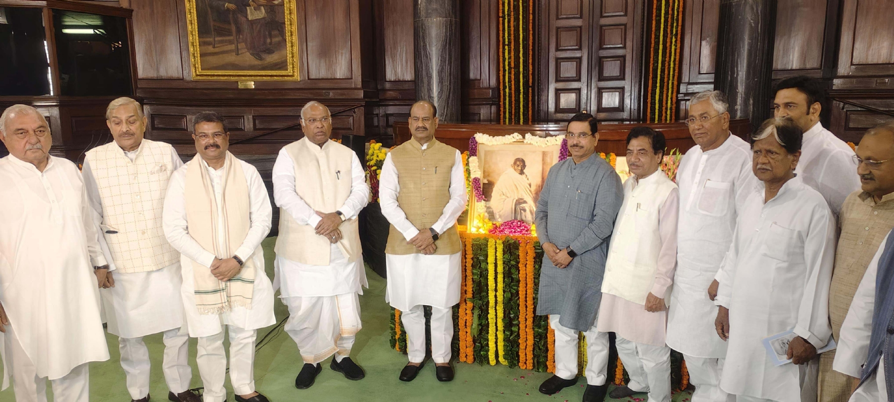 लोकसभा अध्यक्ष ओम बिरला ने संविधान सदन के सेंट्रल हॉल में महात्मा गांधी को उनकी जयंती पर श्रद्धांजलि देने से पहले कांग्रेस अध्यक्ष मल्लिकार्जुन खंगरगे के साथ शुभकामनाओं का आदान-प्रदान किया। हिन्दुस्थान समाचार फोटो गणेश बिष्ट