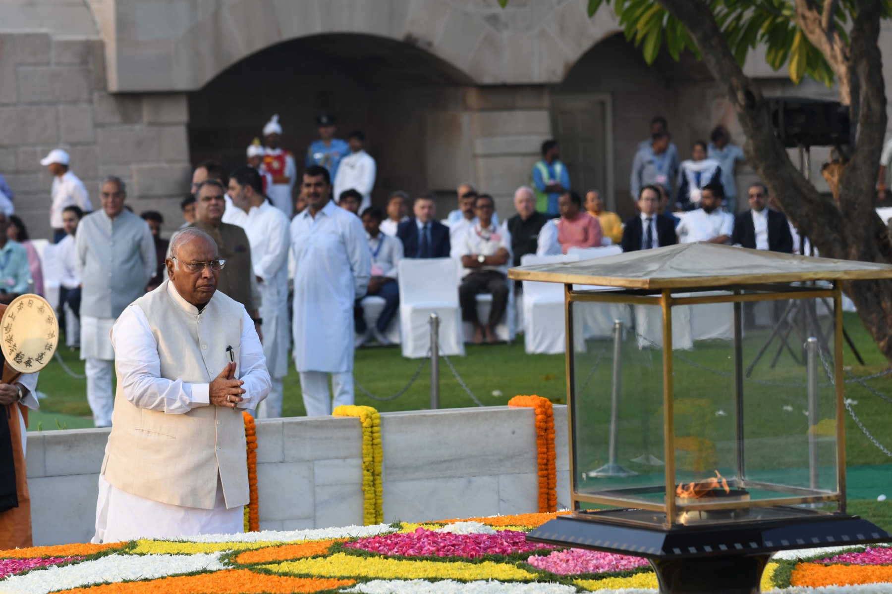 नई दिल्ली में सोमवार 02 अक्टूबर 2023 को कांग्रेस अध्यक्ष मल्लिकार्जुन ने दिल्ली में गांधी जयंती के अवसर पर राजघाट पर महात्मा गांधी की समाधि पर श्रद्धांजलि अर्पित करते हुए। हिन्दुस्थान समाचार फोटो गणेश बिष्ट