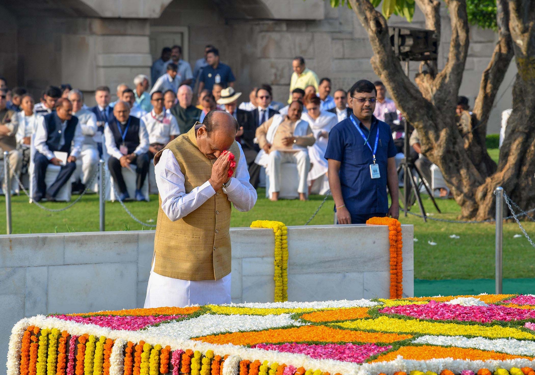 नई दिल्ली में सोमवार 02 अक्टूबर 2023 को लोकसभा अध्यक्ष ओम बिरला दिल्ली में गांधी जयंती के अवसर पर राजघाट पर महात्मा गांधी की समाधि पर श्रद्धांजलि अर्पित करते हुए। हिन्दुस्थान समाचार फोटो गणेश बिष्ट
