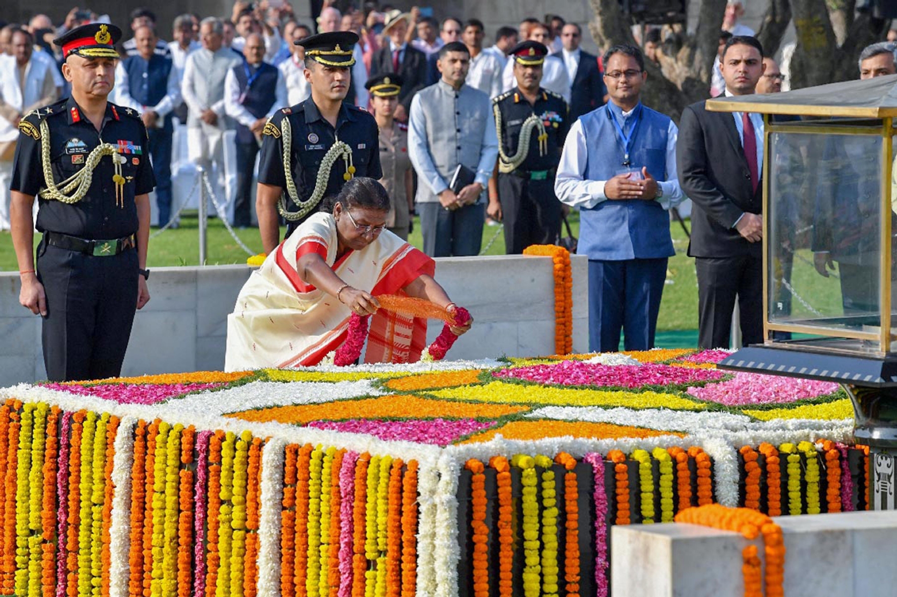 नई दिल्ली में सोमवार 02 अक्टूबर 2023 को राष्ट्रपति द्रौपदी मुर्मू ने गांधी जयंती के अवसर पर राजघाट पर महात्मा गांधी की समाधि को श्रद्धांजलि अर्पित करते हुए। हिन्दुस्थान समाचार फोटो गणेश बिष्ट