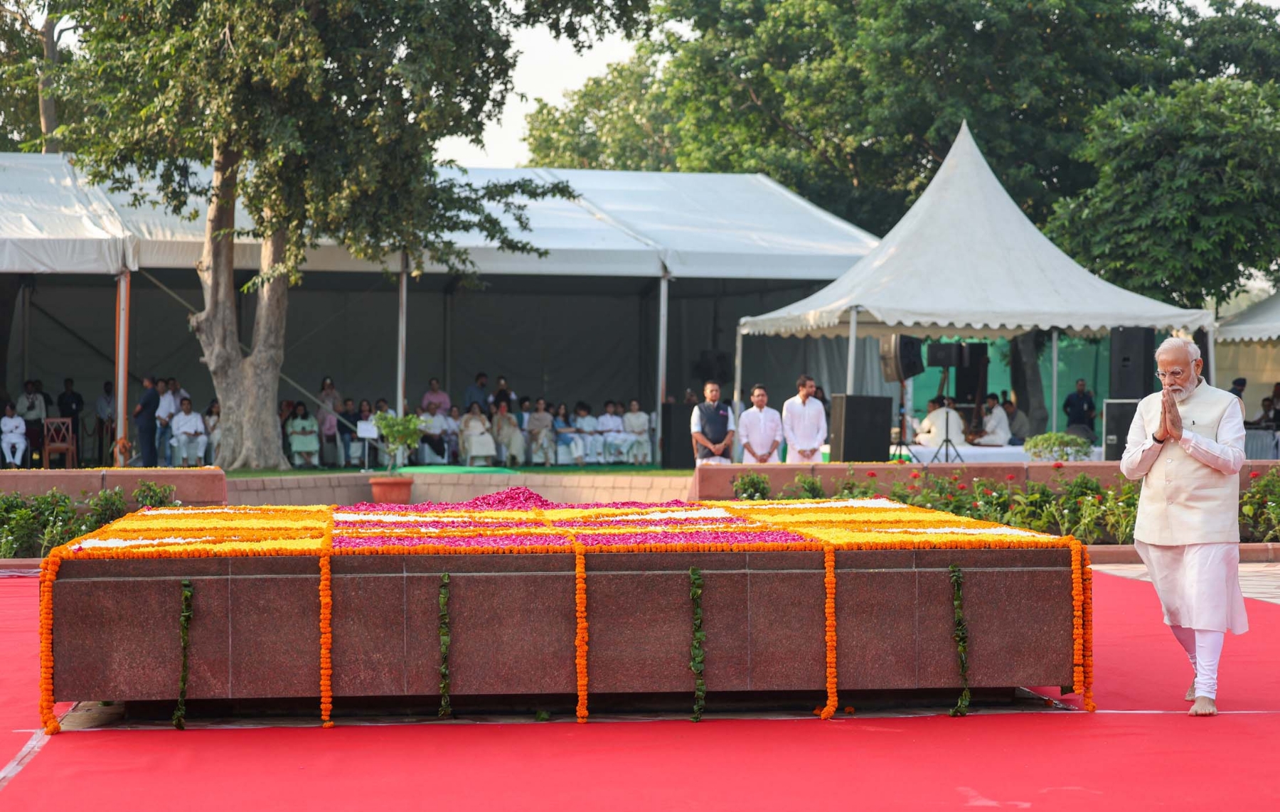 नई दिल्ली में सोमवार 02 अक्टूबर 2023 को प्रधानमंत्री नरेन्द्र मोदी ने विजय घाट पर पूर्व प्रधान मंत्री लाल बहादुर शास्त्री की समाधि की परिक्रमा करते हुए। हिन्दुस्थान समाचार फोटो गणेश बिष्ट