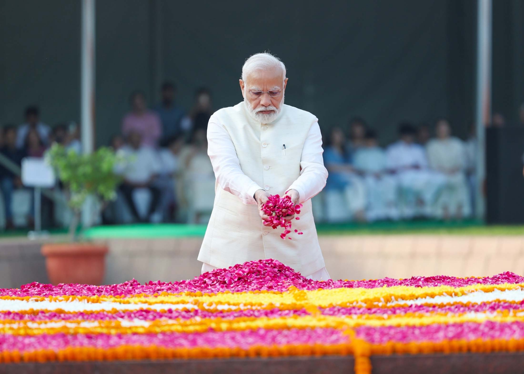 नई दिल्ली में सोमवार 02 अक्टूबर 2023 को प्रधानमंत्री नरेन्द्र मोदी ने विजय घाट पर पूर्व प्रधान मंत्री लाल बहादुर शास्त्री की समाधि की परिक्रमा करते हुए। हिन्दुस्थान समाचार फोटो गणेश बिष्ट