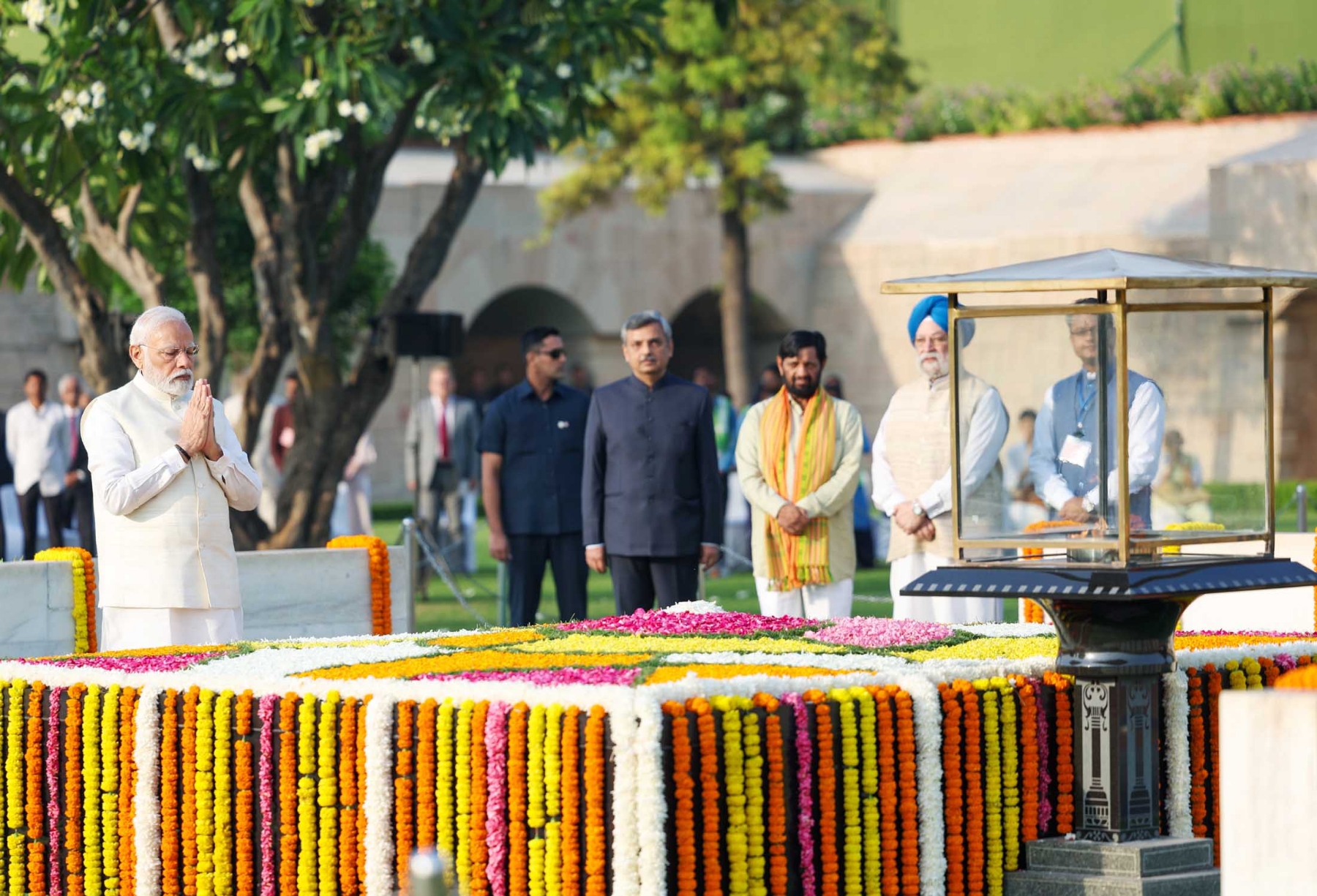 नई दिल्ली में सोमवार 02 अक्टूबर 2023 को प्रधानमंत्री नरेन्द्र मोदी ने गांधी जयंती के अवसर पर राजघाट पर महात्मा गांधी की समाधि को श्रद्धांजलि अर्पित करते हुए। हिन्दुस्थान समाचार फोटो गणेश बिष्ट