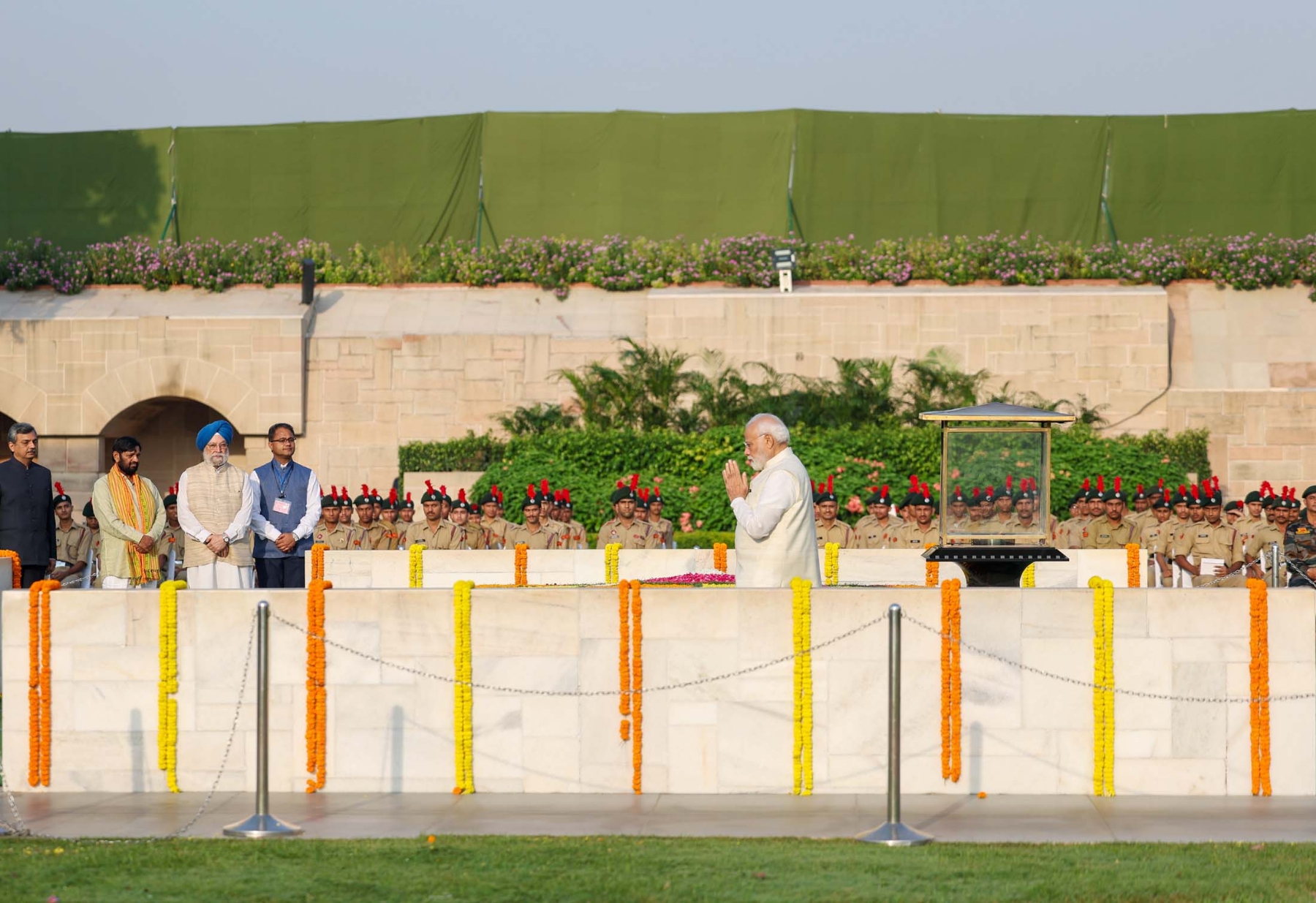 नई दिल्ली में सोमवार 02 अक्टूबर 2023 को प्रधानमंत्री नरेन्द्र मोदी ने गांधी जयंती के अवसर पर राजघाट पर महात्मा गांधी की समाधि को श्रद्धांजलि अर्पित करते हुए। हिन्दुस्थान समाचार फोटो गणेश बिष्ट