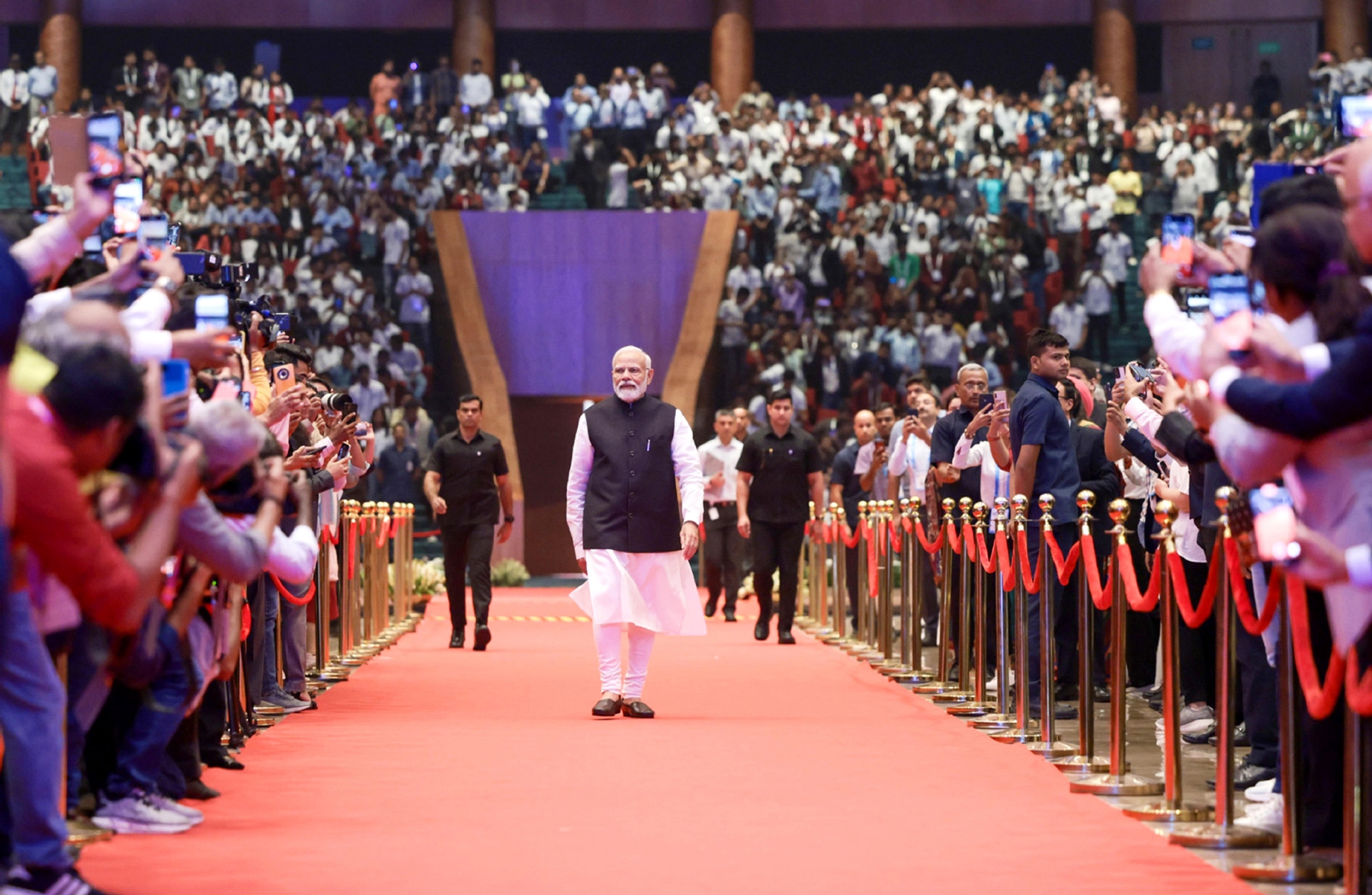 प्रधानमंत्री नरेंद्र मोदी ने प्रगति मैदान के भारत मंडपम में इंडिया मोबाइल कांग्रेस (आईएमसी) के 7वें संस्करण का उद्घाटन करने के बाद प्रदर्शनी का दौरा करते हुए। 
