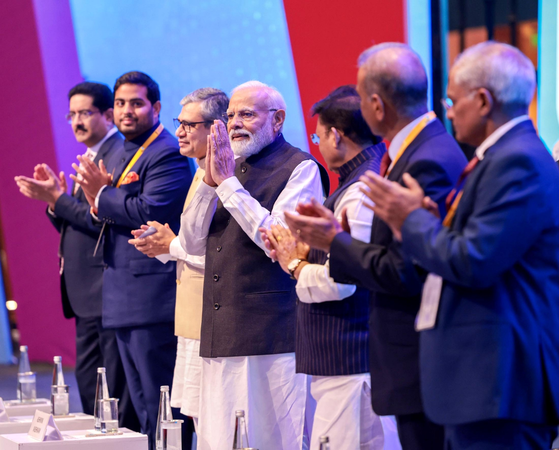 प्रधानमंत्री नरेंद्र मोदी ने प्रगति मैदान के भारत मंडपम में इंडिया मोबाइल कांग्रेस (आईएमसी) के 7वें संस्करण का उद्घाटन करने के बाद प्रदर्शनी का दौरा करते हुए। 