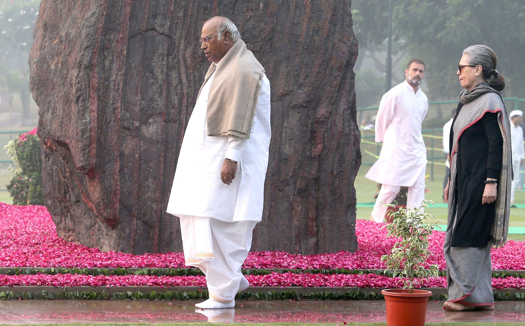 नई दिल्ली में मंगलवार 31 अक्टूबर को कांग्रेस अध्यक्ष मल्लिकार्जुन खरगे और सोनिया गांधी, राहुल गांधी ने पूर्व प्रधानमंत्री इंदिरा गांधी की 39वीं पुण्यतिथि पर पुष्पांजलि अर्पित करते हुए। हिन्दुस्थान समाचार/ फोटो गणेश बिष्ट