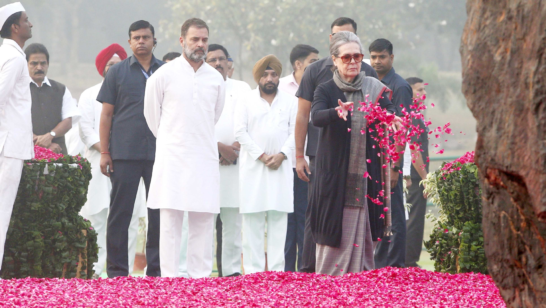 नई दिल्ली में मंगलवार 31 अक्टूबर को कांग्रेस अध्यक्ष मल्लिकार्जुन खरगे और सोनिया गांधी, राहुल गांधी ने पूर्व प्रधानमंत्री इंदिरा गांधी की 39वीं पुण्यतिथि पर पुष्पांजलि अर्पित करते हुए। हिन्दुस्थान समाचार/ फोटो गणेश बिष्ट