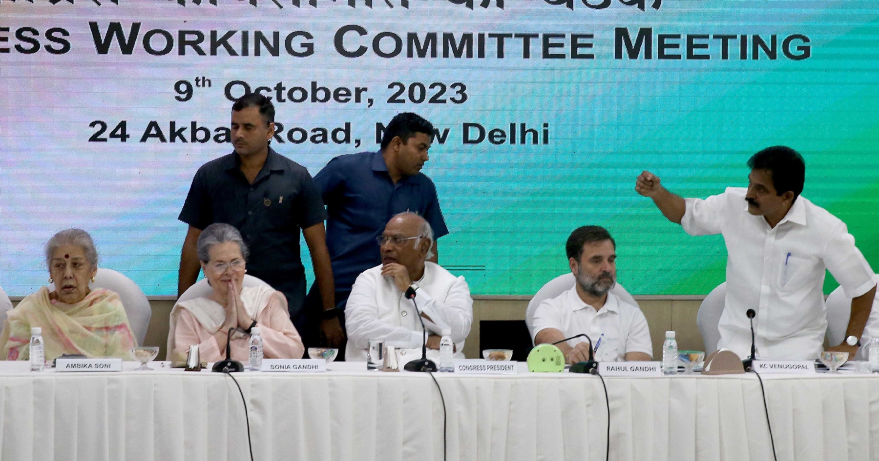 नई दिल्ली में समवार 09 अक्टूबर को एआईसीसी मुख्यालय पर कांग्रेस कार्य समिति की बैठक में भागलेते सोनिया गांधी और कांग्रेस के राष्ट्रीय अध्यक्ष मल्लिकार्जुन खड़गे और राहुल गांधी व अन्य। हिन्दुस्थान समाचार फोटो गणेश बिष्ट
