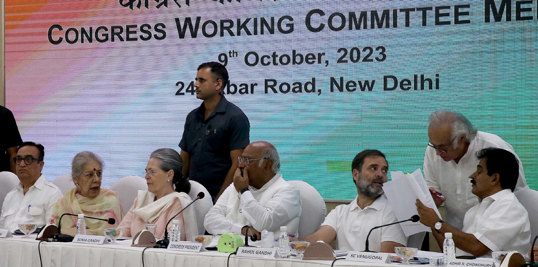 नई दिल्ली में समवार 09 अक्टूबर को एआईसीसी मुख्यालय पर कांग्रेस कार्य समिति की बैठक में भागलेते सोनिया गांधी और कांग्रेस के राष्ट्रीय अध्यक्ष मल्लिकार्जुन खड़गे और राहुल गांधी व अन्य। हिन्दुस्थान समाचार फोटो गणेश बिष्ट