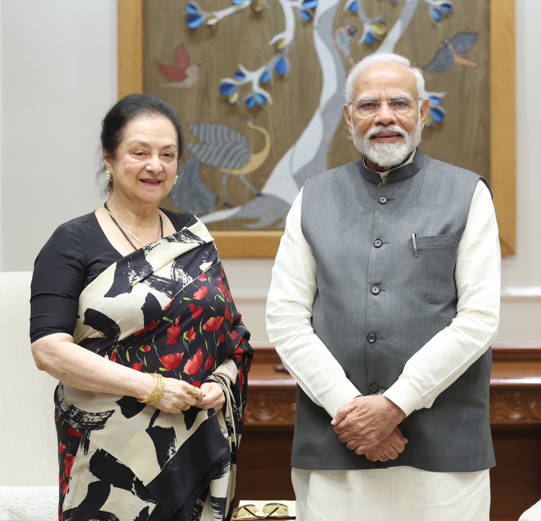 नई दिल्ली में 10 नवंबर, 2023 को प्रधानमंत्री नरेन्द्र मोदी से फिल्म अभिनेत्री सायरा बानो ने मुलाकात करते हुए। हिन्दुस्थान समाचार/ फोटो गणेश बिष्ट