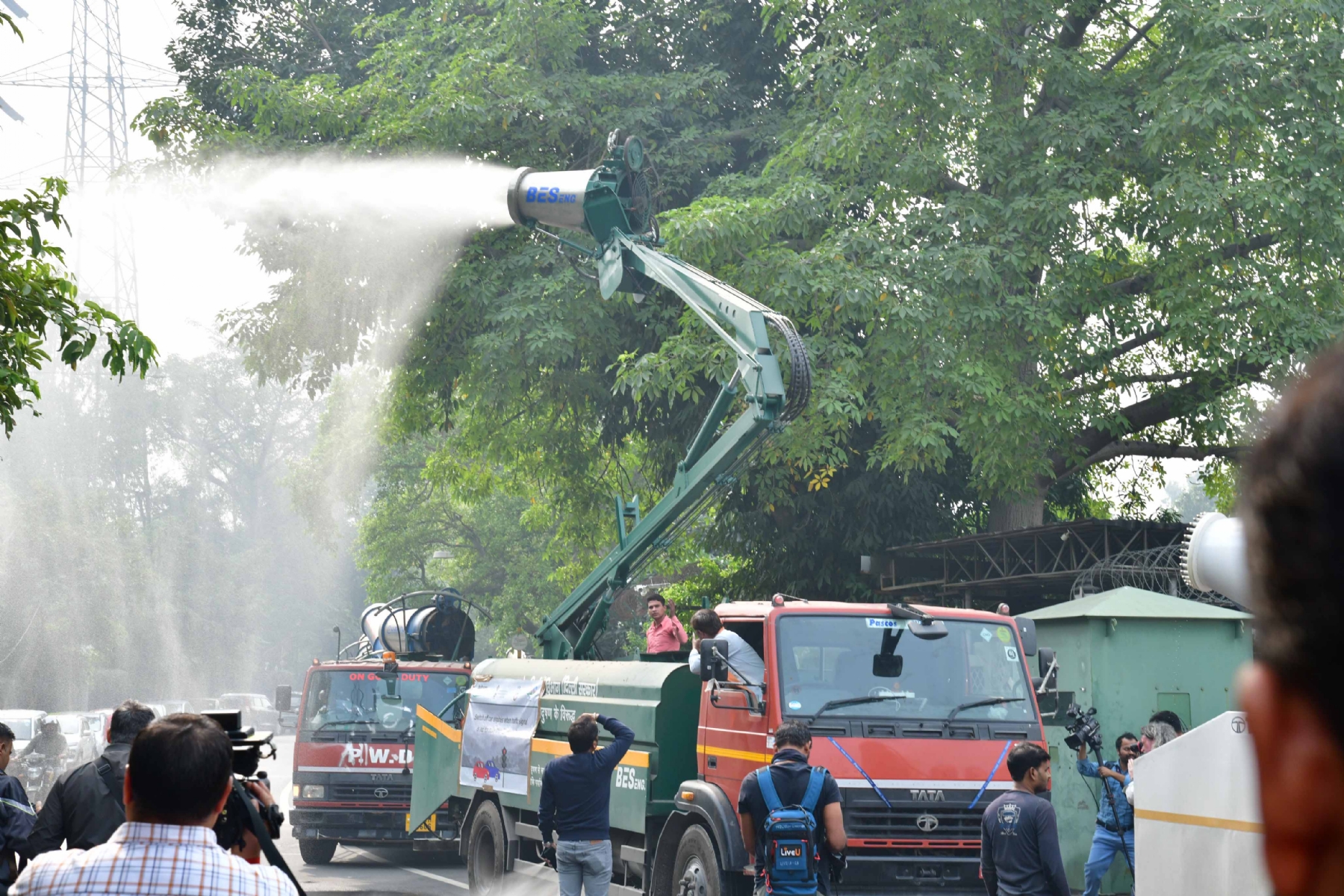 नई दिल्ली में मंगलवार 14 नवंबर को दिल्ली सरकार में पर्यावरण मंत्री गोपाल राय ने पानी छिड़काव अभियान को झंडी दिखा कर की शुरू। हिन्दुस्थान समाचार फोटो गणेश बिष्ट