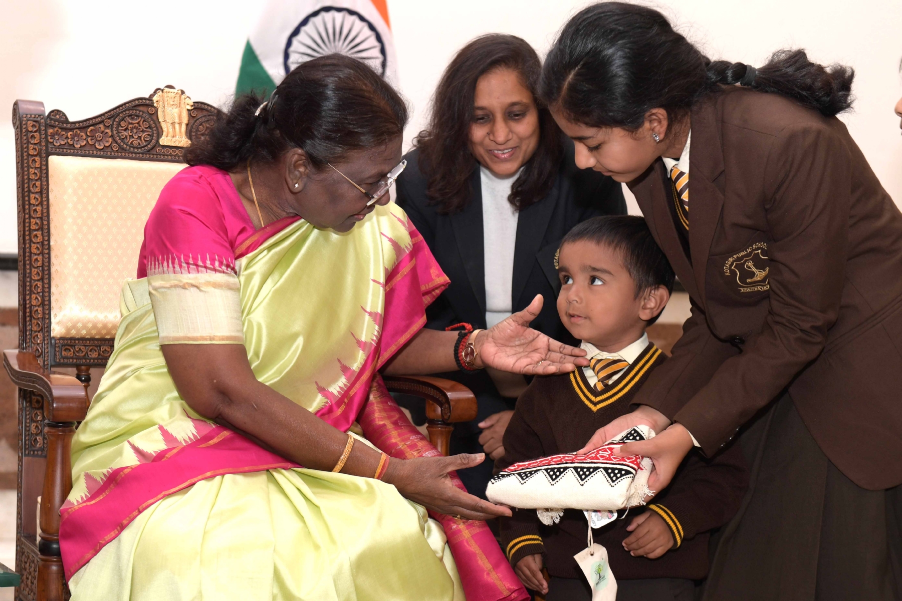 नई दिल्ली में मंगलवार 14 नवंबर को भारत की राष्ट्रपति श्रीमती द्रौपदी मुर्मू से बाल दिवस पर विभिन्न स्कूलों के बच्चों ने की राष्ट्रपति भवन में मुलाका। हिन्दुस्थान समाचार फोटो गणेश बिष्ट