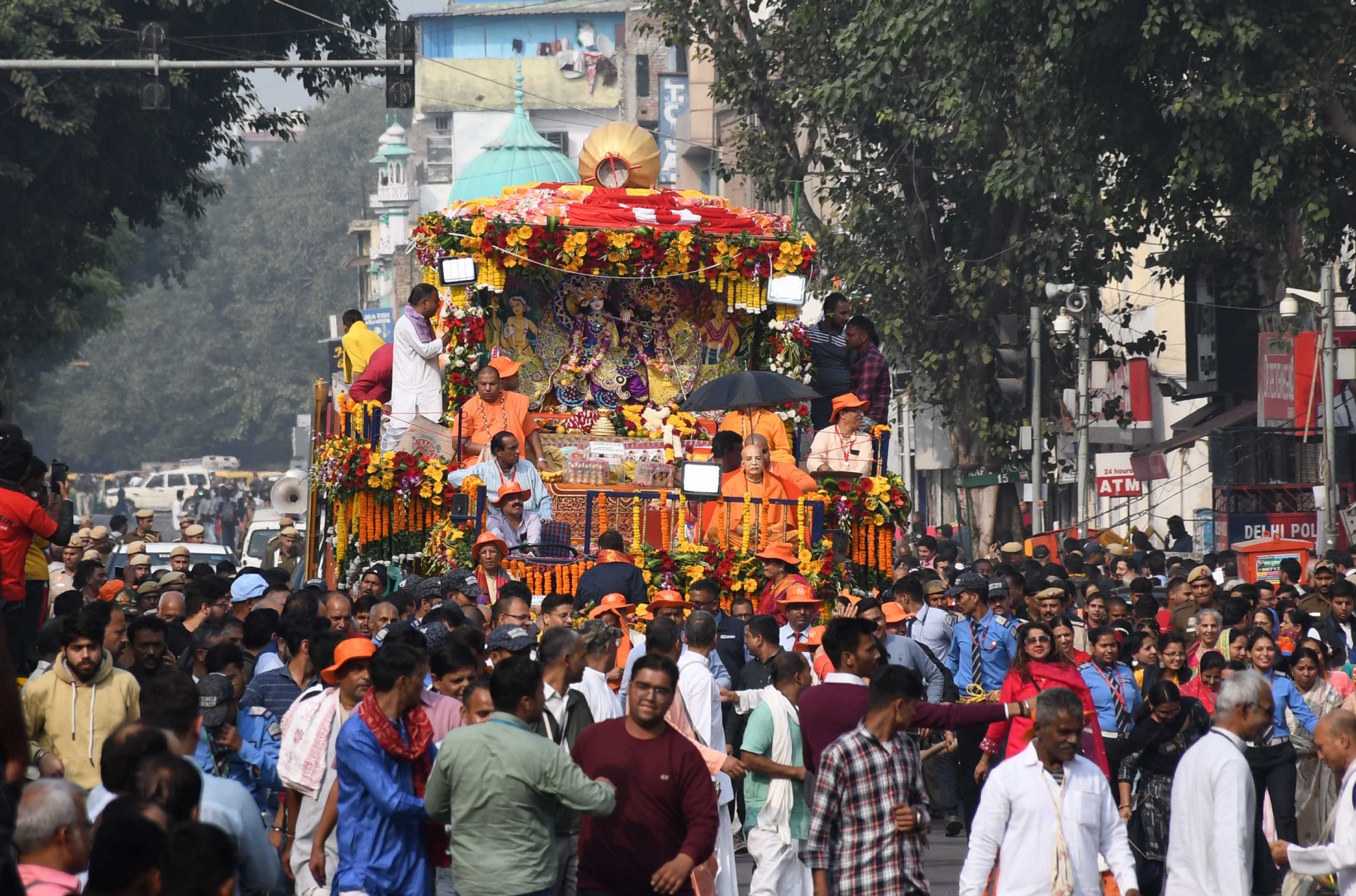 नई दिल्ली में शनिवार 18 नवंबर को भगवान श्रीकृष्ण और बलराम  लालकिला मैदान से शोभायात्रा का शुभारंभ। हिन्दुस्थान समाचार/ फोटो गणेश बिष्ट