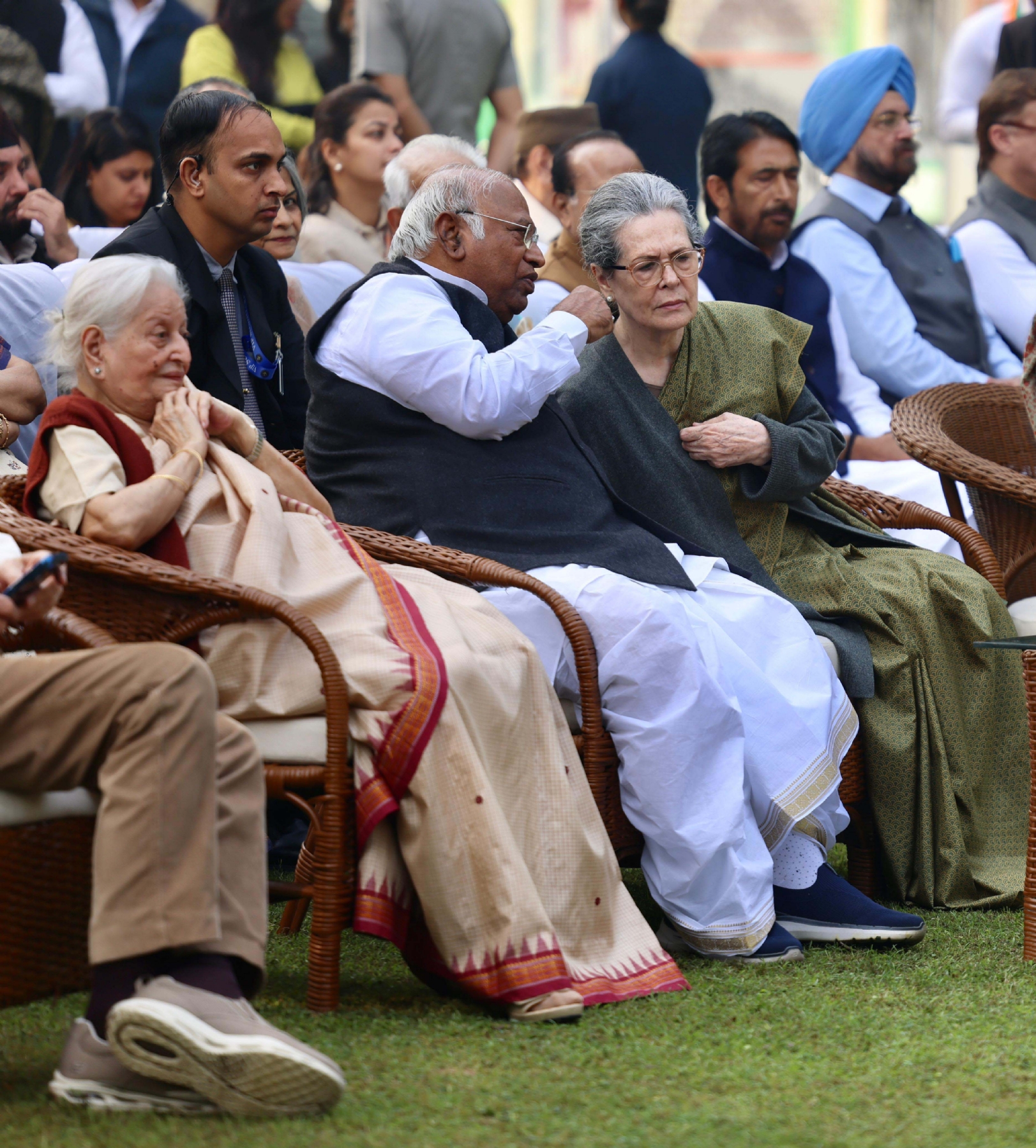 नई दिल्ली में रविवार 19 नवंबर को इंदिरा गांधी स्मारक न्यास द्वारा आयोजित कार्यक्रम के दौरान कांग्रेस अध्यक्ष मल्लिकार्जुन खड़गेऔर श्रीमती सोनिया गांधी सहित कांग्रेस के वरिष्ठ नेता शामिल हुए।  हिन्दुस्थान समाचार/ फोटो गणेश बिष्ट