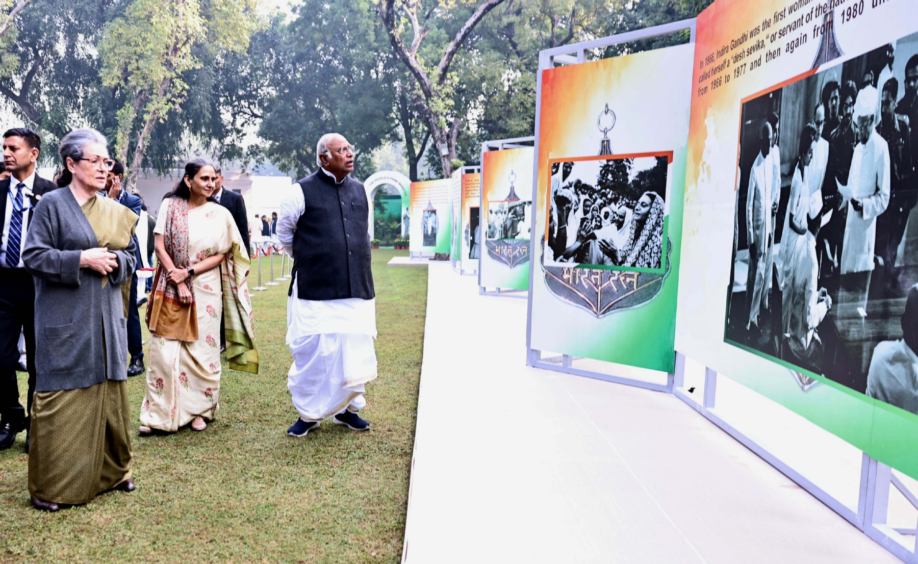 नई दिल्ली में रविवार 19 नवंबर को पूर्व प्रधानमंत्री इंदिरा गांधी की जयंती पर लगाई गई प्रदर्शनी का अवलोकन करते कांग्रेस अध्यक्ष मल्लिकार्जुन खड़गे और पूर्व अध्यक्ष सोनिया गांधी। हिन्दुस्थान समाचार/ फोटो गणेश बिष्ट
