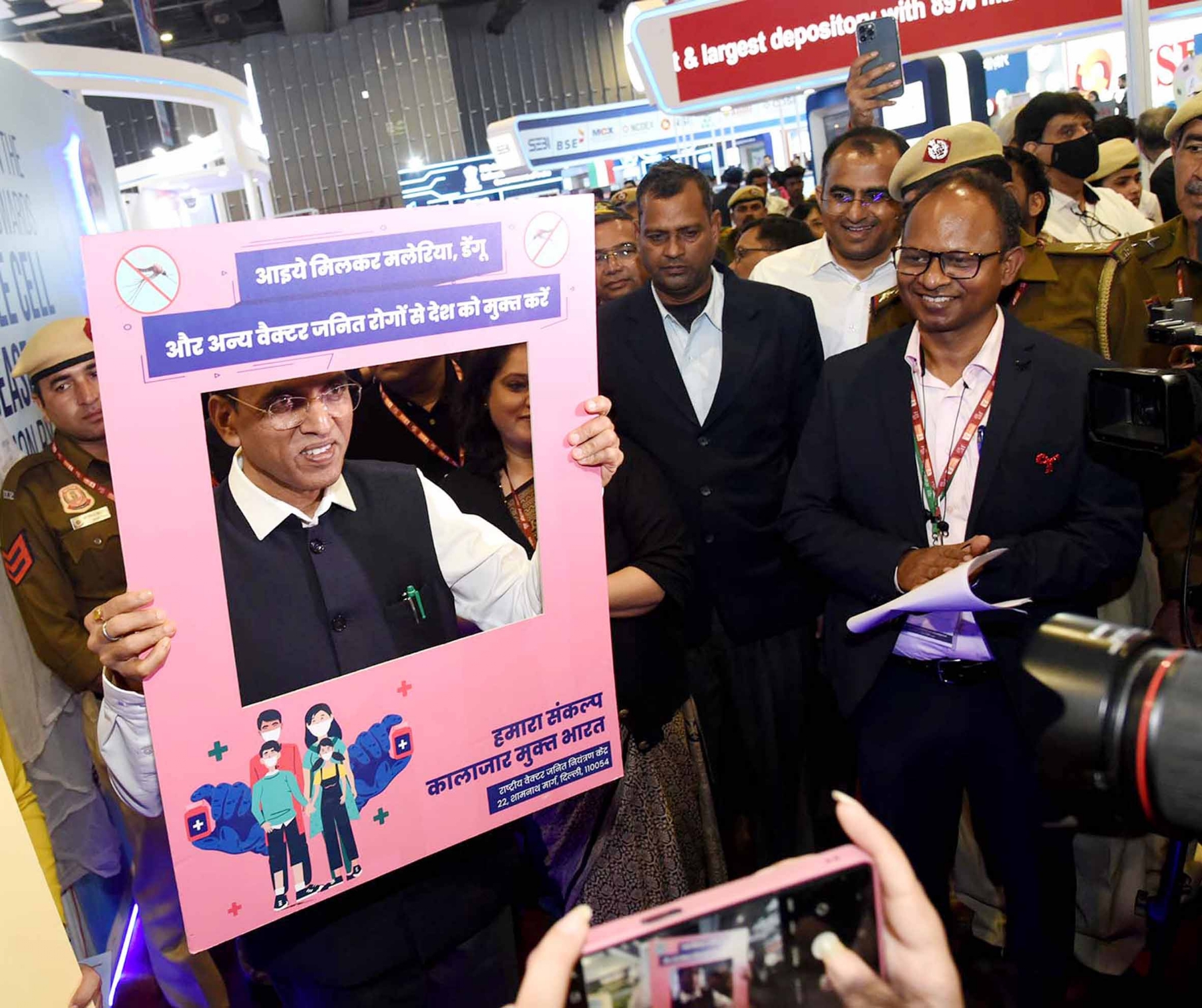 नई दिल्ली में सोमवार 20 नवंबर को केंद्रीय स्वास्थ्य मंत्री मनसुख मंडाविया 42वें भारत अंतर्राष्ट्रीय व्यापार मेले में प्रगति मैदान में स्वास्थ्य मंडप का दौरा करते हुए। हिन्दुस्थान समाचार/ गणेश भिष्ट 
