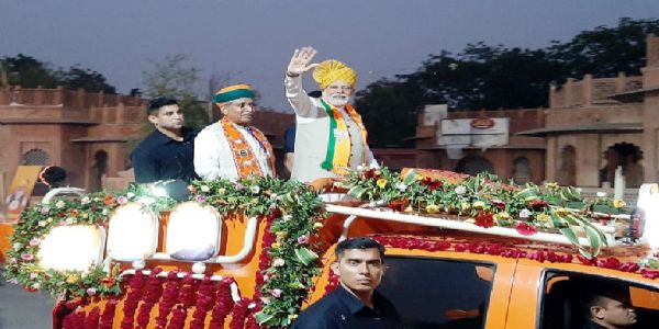 प्रधानमंत्री नरेंद्र मोदी का बीकानेर में मेगा रोड शो : जनता का खुली जीप में सवार होकर किया अभिवादन