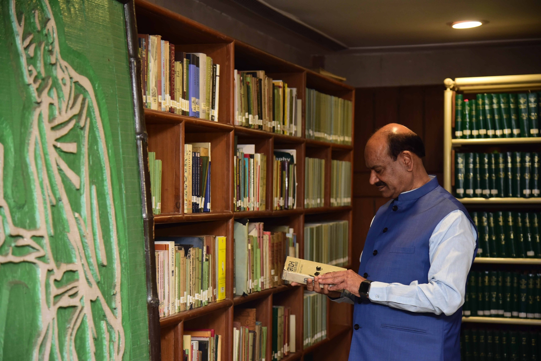 26 नवंबर, 2023 को संसद में संविधान दिवस अवसर पर लोकसभा अध्यक्ष ओम बिरला ने पुस्तकालय में पुस्तकों को देखते हुए। हिन्दुस्थान समाचार/ फोटो गणेश बिष्ट