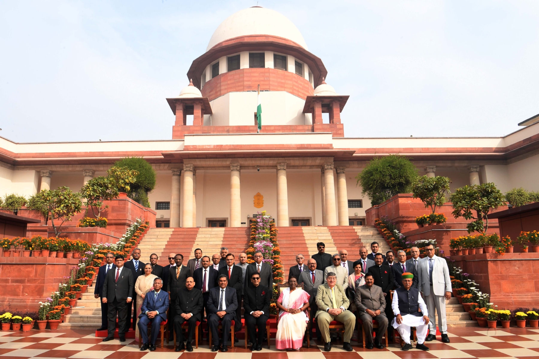 नई दिल्ली में राष्ट्रपति श्रीमती द्रौपदी मुर्मू  और मुख्य न्यायाधीश जस्टिस डी वाई चंद्रचूड़ ने भारत के सर्वोच्च न्यायालय द्वारा आयोजित संविधान दिवस समारोह में भागलिया और लोगों को संबोधित किया।