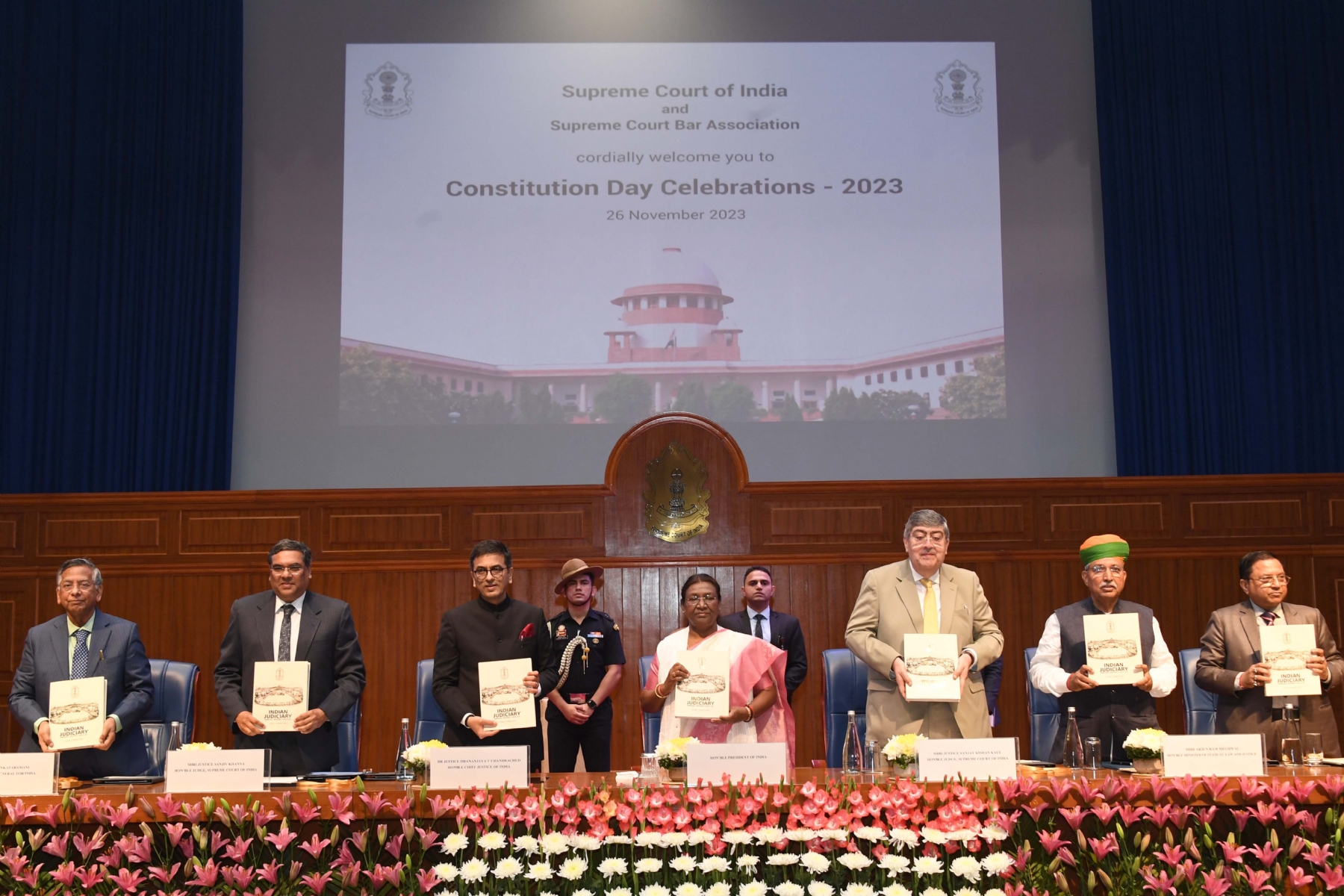 नई दिल्ली में राष्ट्रपति श्रीमती द्रौपदी मुर्मू  और मुख्य न्यायाधीश जस्टिस डी वाई चंद्रचूड़ ने भारत के सर्वोच्च न्यायालय द्वारा आयोजित संविधान दिवस समारोह में भागलिया और लोगों को संबोधित किया।